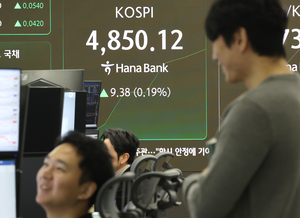 Kospi tops another milestone of 4,900 points, set for 12th winning day
