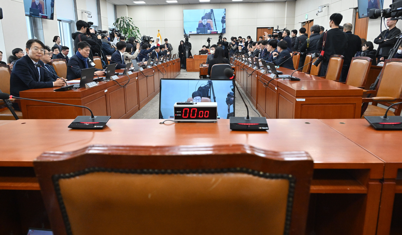 19일 오전 서울 여의도 국회에서 재정경제기획위원회 전체회의가 진행중인 가운데 이혜훈 기획예산처 장관 후보자의 자리가 비어 있다. 이날 재경위 전체회의에서는 이 장관 후보자의 인사청문회가 예정되어 있으나 재경위 소속 국민의힘 의원들의 청문회 전면 거부로 인해 파행이 예상된다.  임세준 기자