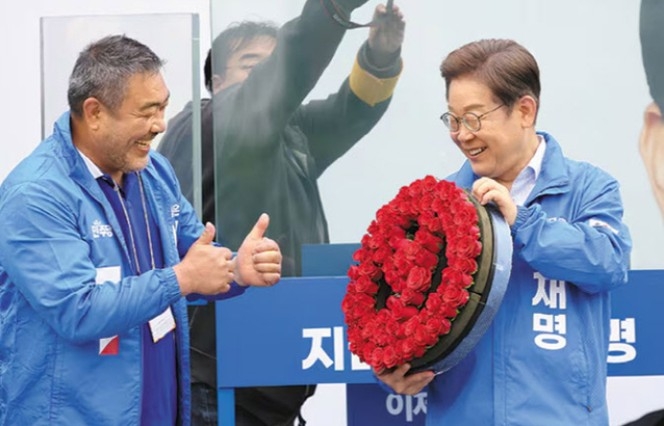 배우 이원종 씨가 지난해 5월 경기 고양시에서 진행된 이재명 당시 더불어민주당 대선 후보 지원 유세를 하고 있는 모습. [연합]