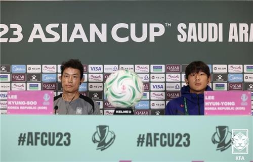 South Korea assistant coach Lee Kyung-soo (L) and defender Lee Hyun-yong attend a press conference ahead of the semifinal match against Japan at the Asian Football Confederation U-23 Asian Cup at King Abdullah Sports City Hall Stadium in Jeddah, Saudi Arabia, on Jan. 19, 2026, in this photo provided by the Korea Football Association. (PHOTO NOT FOR SALE) (Yonhap)