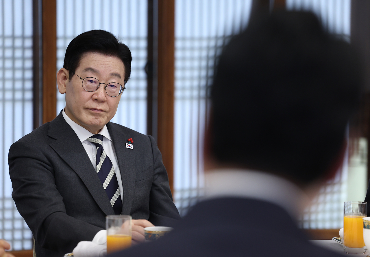 President Lee Jae Myung attends a luncheon meeting with leaders of political parties, as well as his aides, at the presidential office Cheong Wa Dae in Seoul on Jan. 16, 2026. (Yonhap)