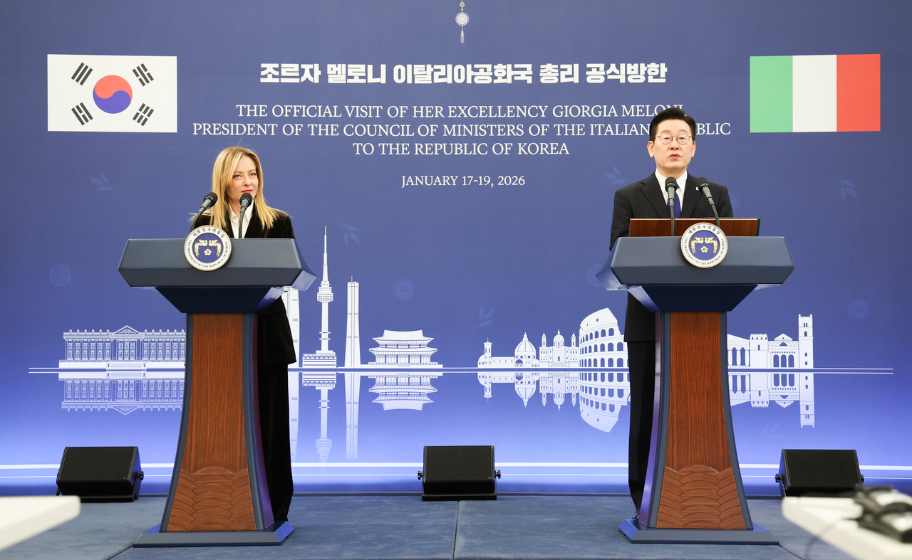 South Korean President Lee Jae Myung (right) and Italian Prime Minister Giorgia Meloni attend a joint press conference following their talks at Cheong Wa Dae in Seoul on Monday. (Yonhap)