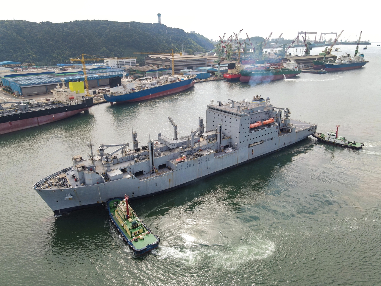 The USNS Alan Shepard of the US 7th Fleet enters port in Ulsan. (HD Hyundai)