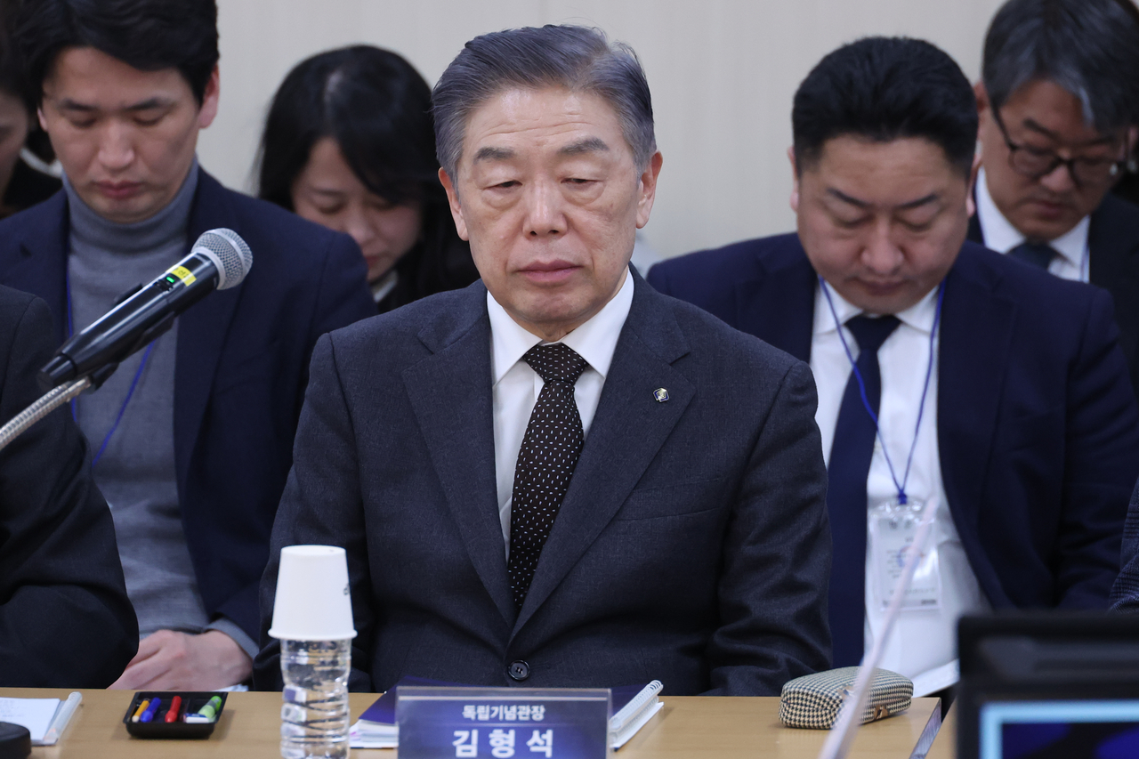 Kim Hyoung-suk (center), the chief of the Independence Hall of Korea, attends a briefing of the veterans ministry and other relevant authorities at the government complex in the central city of Sejong on Jan. 14, 2026. (Yonhap)