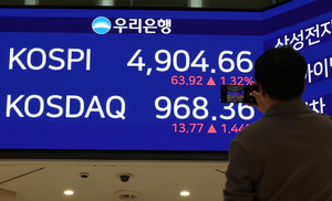 Seoul shares bask in 12th straight day of rally to end above 4,900 points