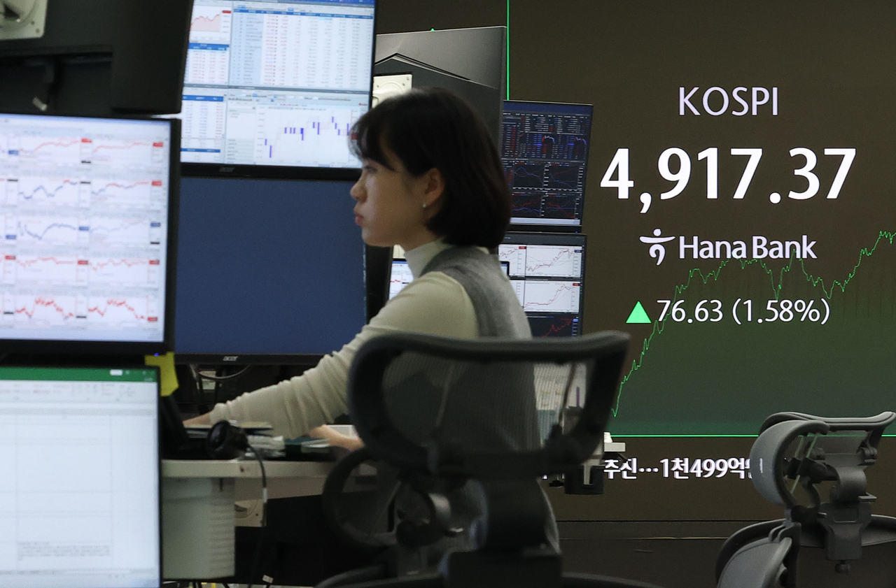 A dealer is seen working in the dealing room of Hana Bank in central Seoul on Monday. (Yonhap)