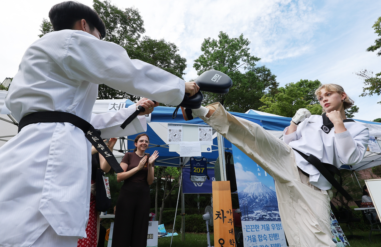 A foreign student practices the traditional Korean martial art of taekwondo during an event at Ajou University in Suwon, Gyeonggi Province, in this Sept. 2, 2025, file photo. (Yonhap)