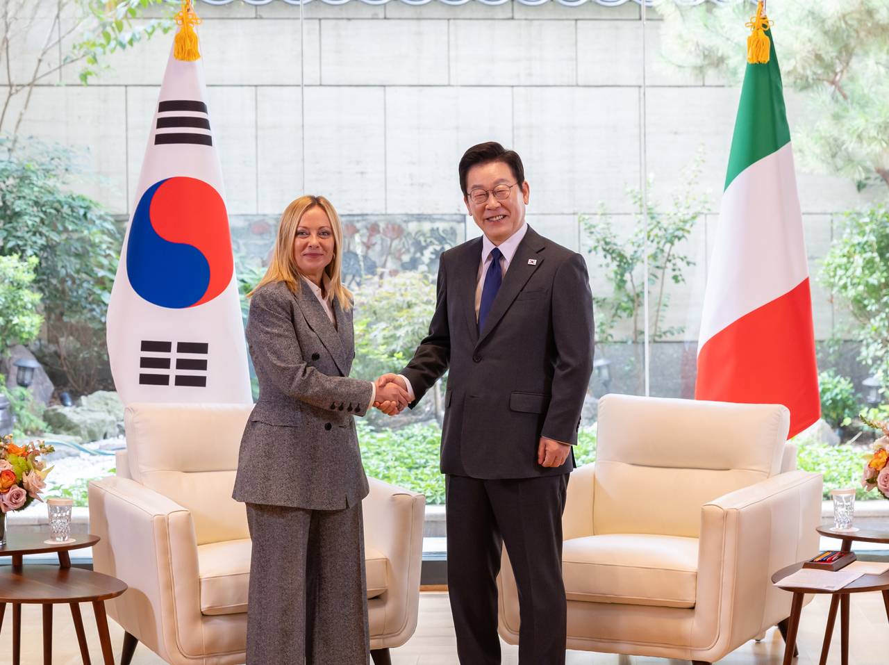 South Korean President Lee Jae Myung (right) shakes hands with Italian Prime Minister Giorgia Meloni before their talks at the UN headquarters in New York, in this file photo from Sept. 24, 2025. (Yonhap)