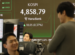 Seoul stocks open tad higher, building on 11-day rally