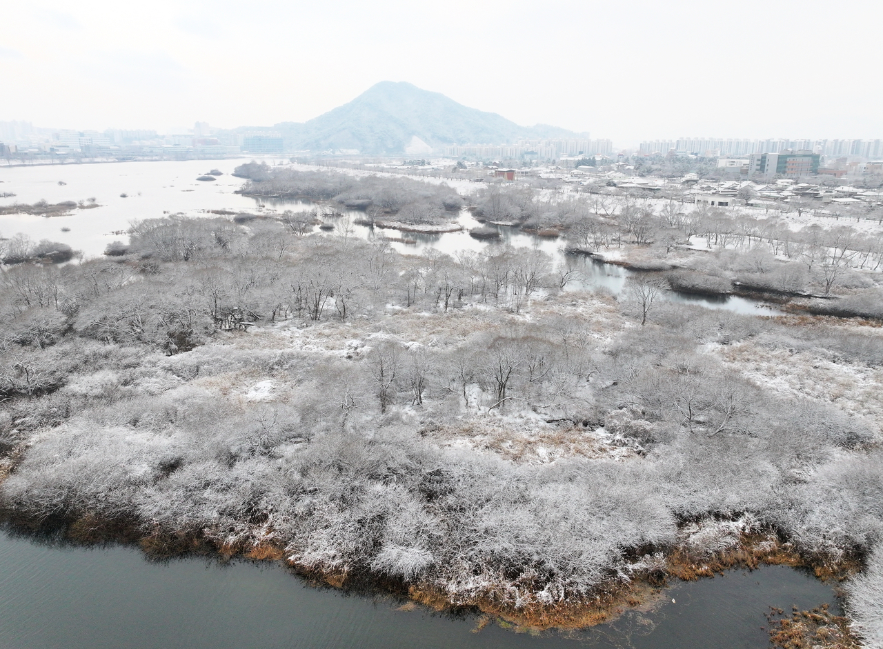 Snow covers areas near the Soyang River in Chuncheon, Gangwon Province, on Monday. (Yonhap)