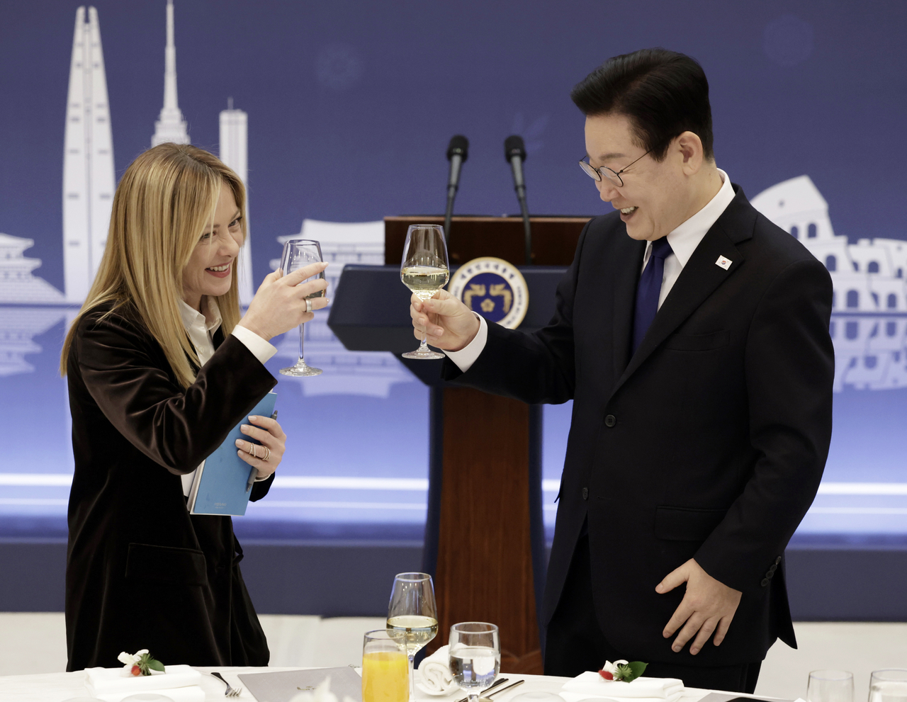 South Korean President Lee Jae Myung (right) and Italian Prime Minister Giorgia Meloni toast during a luncheon at Cheong Wa Dae in Seoul on Monday. (Yonhap)