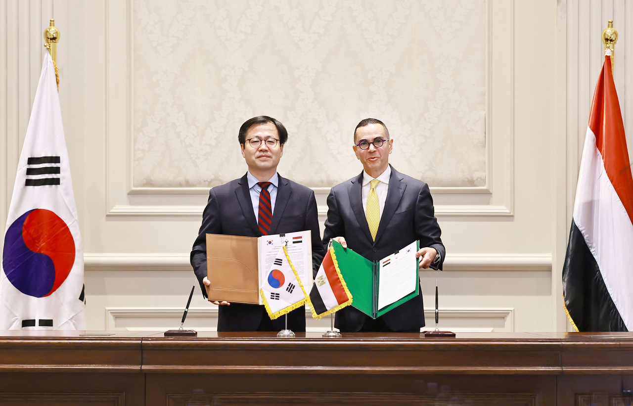 South Korea's Trade Minister Yeo Han-koo (left) and his Egyptian counterpart, Hassan El-Khatib, pose for a photo as they hold up a joint statement on the two countries' commitment to push ahead with negotiations for a comprehensive economic partnership agreement, in this photo provided by the Ministry of Trade, Industry and Resources on Sunday.  (Yonhap)