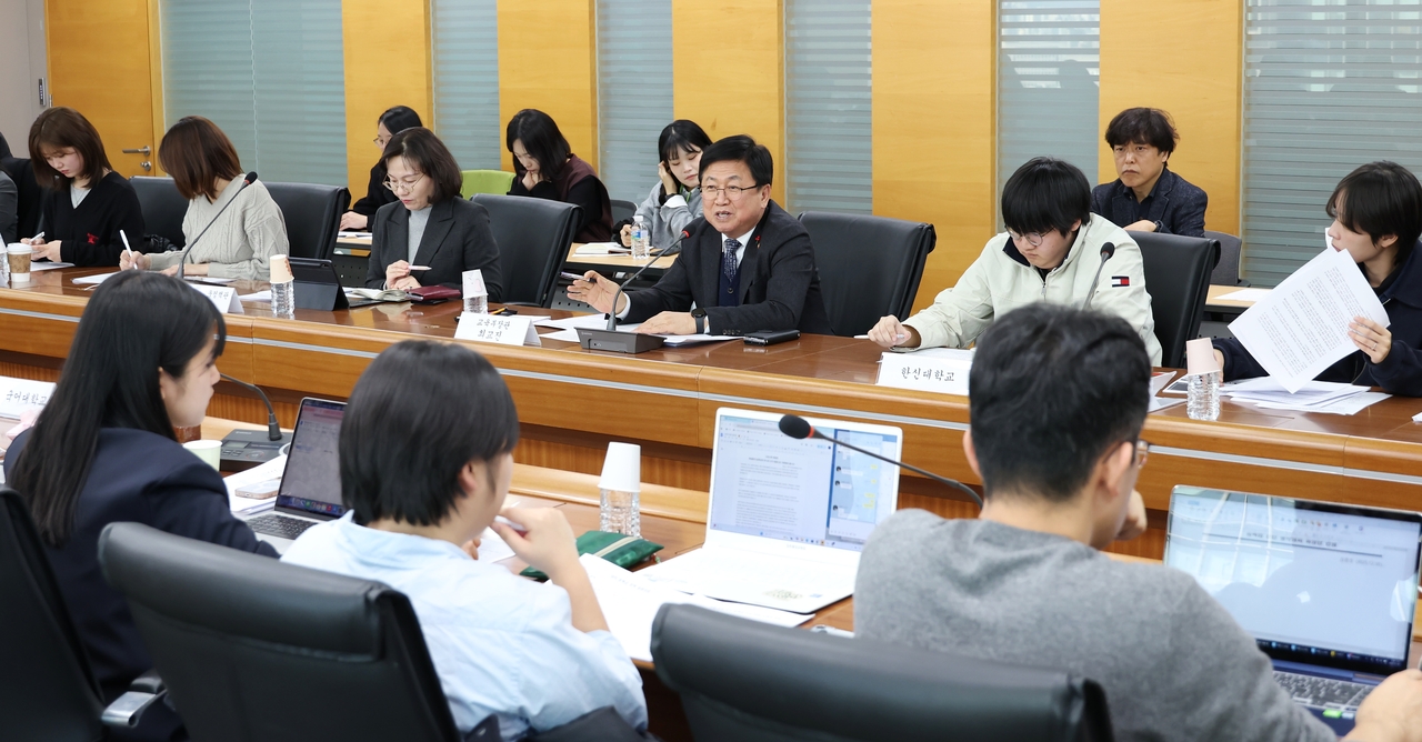 Education Minister Choi Kyo-jin (center) speaks with student council representatives from universities across Korea on Dec. 30, 2025, about the government's university tuition policy.  (Yonhap)