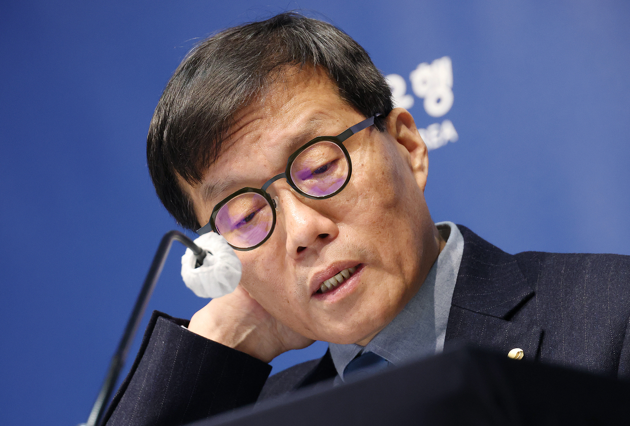 이창용 한국은행 총재가 15일 서울 중구 한국은행에서 열린 통화정책방향 기자간담회에서 취재진 질문에 답하고 있다. [연합]