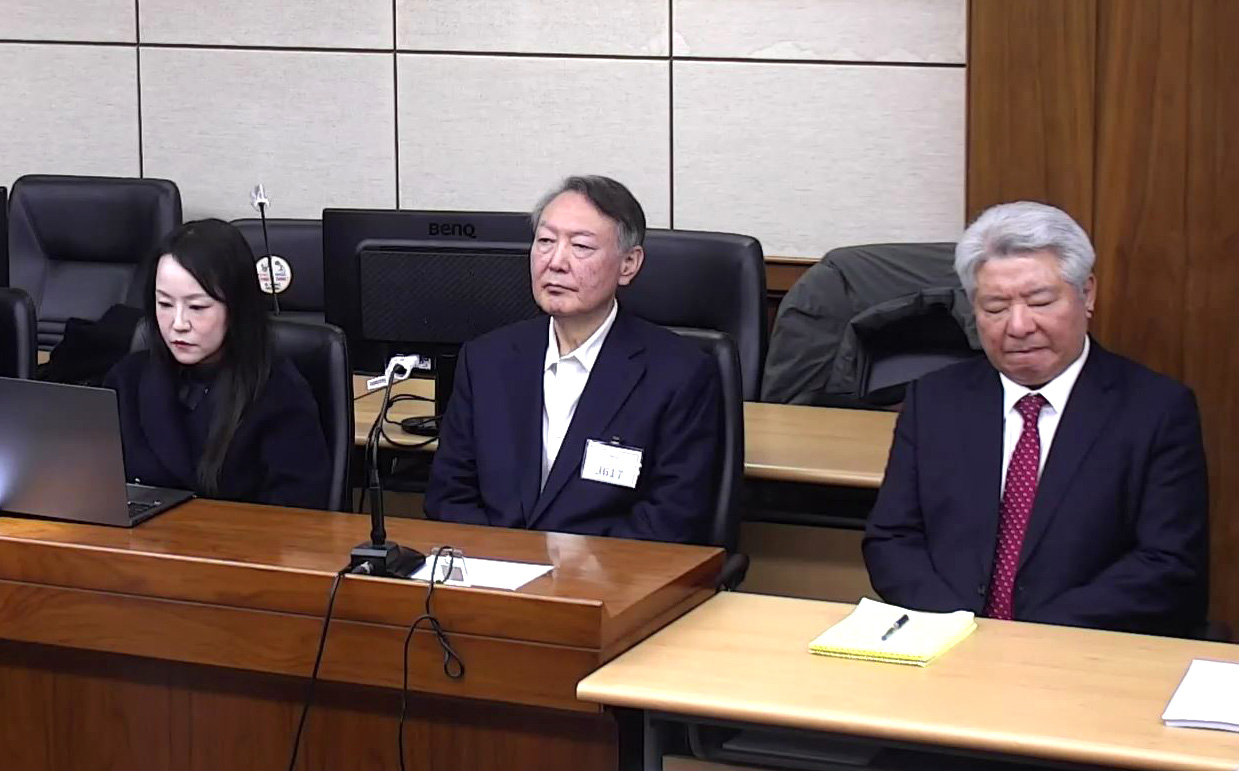Former President Yoon Suk Yeol (center) attends a sentencing hearing at the Seoul Central District Court in Seoul on Friday. (Yonhap)