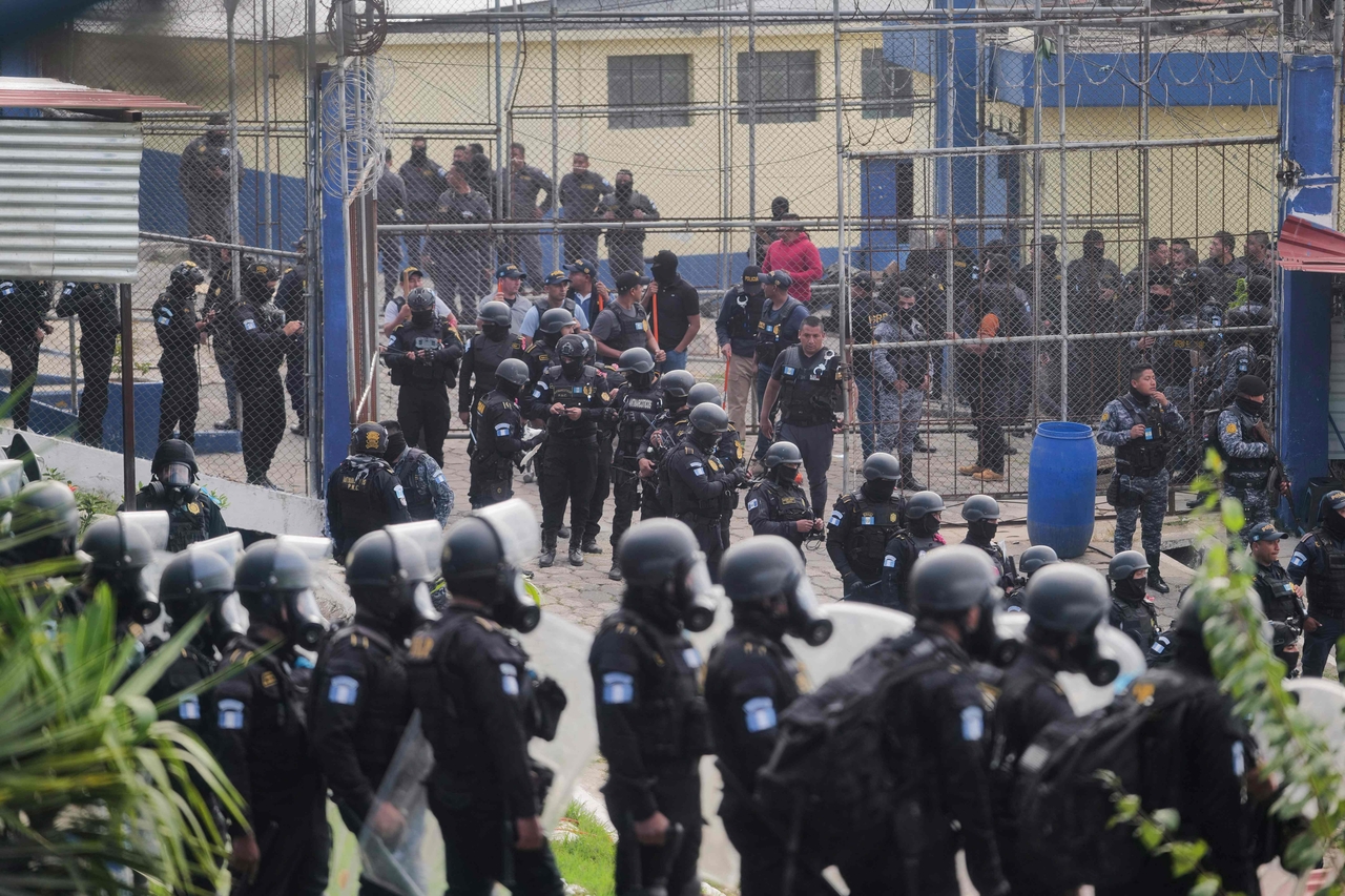 Guatemalan riot police officers guard the entrance to the men's Preventive Detention Center in Guatemala City on Sunday. (AFP-Yonhap)