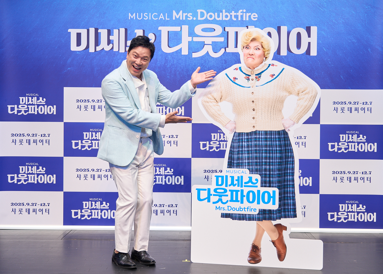 뮤지컬 ‘미세스 다웃파이어’ 제작발표회에서 배우 정성화가 포즈를 취하고 있다. [샘컴퍼니 제공]