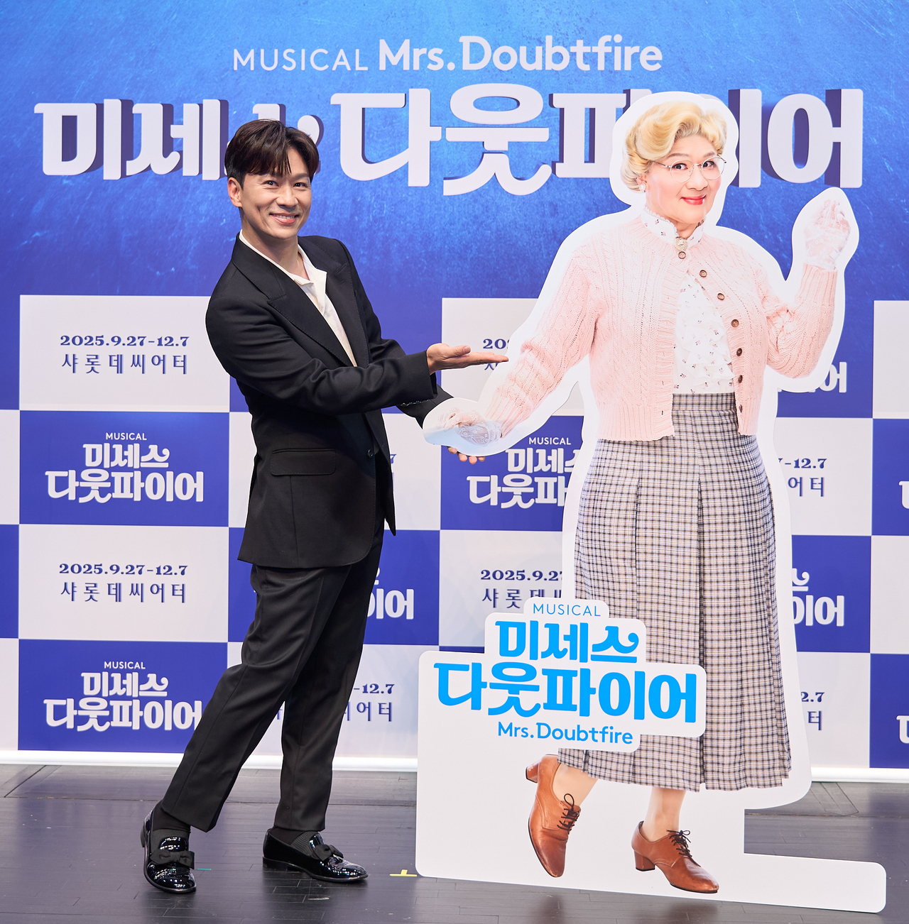 뮤지컬 ‘미세스 다웃파이어’ 제작발표회에서 배우 정상훈이 포즈를 취하고 있다. [샘컴퍼니 제공]