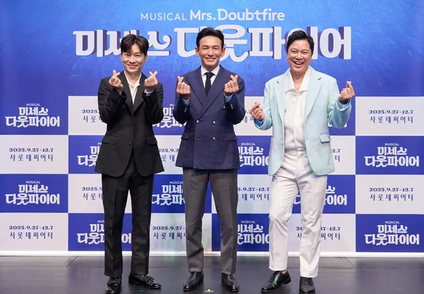 지난 2일 열린 뮤지컬 ‘미세스 다웃파이어’ 제작발표회에서 배우 정상훈(왼쪽부터),황정민, 정성화가 포즈를 취하고 있다. [샘컴퍼니 제공]