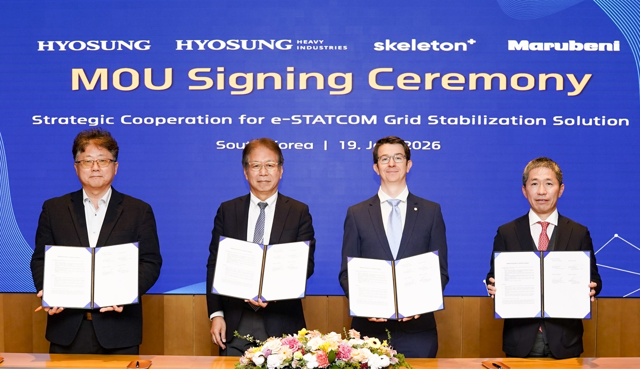 From left: Hyosung Corporation Managing Director Han Young-seong, Hyosung Heavy Industries Vice President Takeshi Yokota, Skeleton Technologies Vice President Maximiliaan van de Poll and Marubeni Chief Operating Officer Dai Sakakura pose for a photo after signing an agreement to co-develop e-Statcom on Monday. (Hyosung)