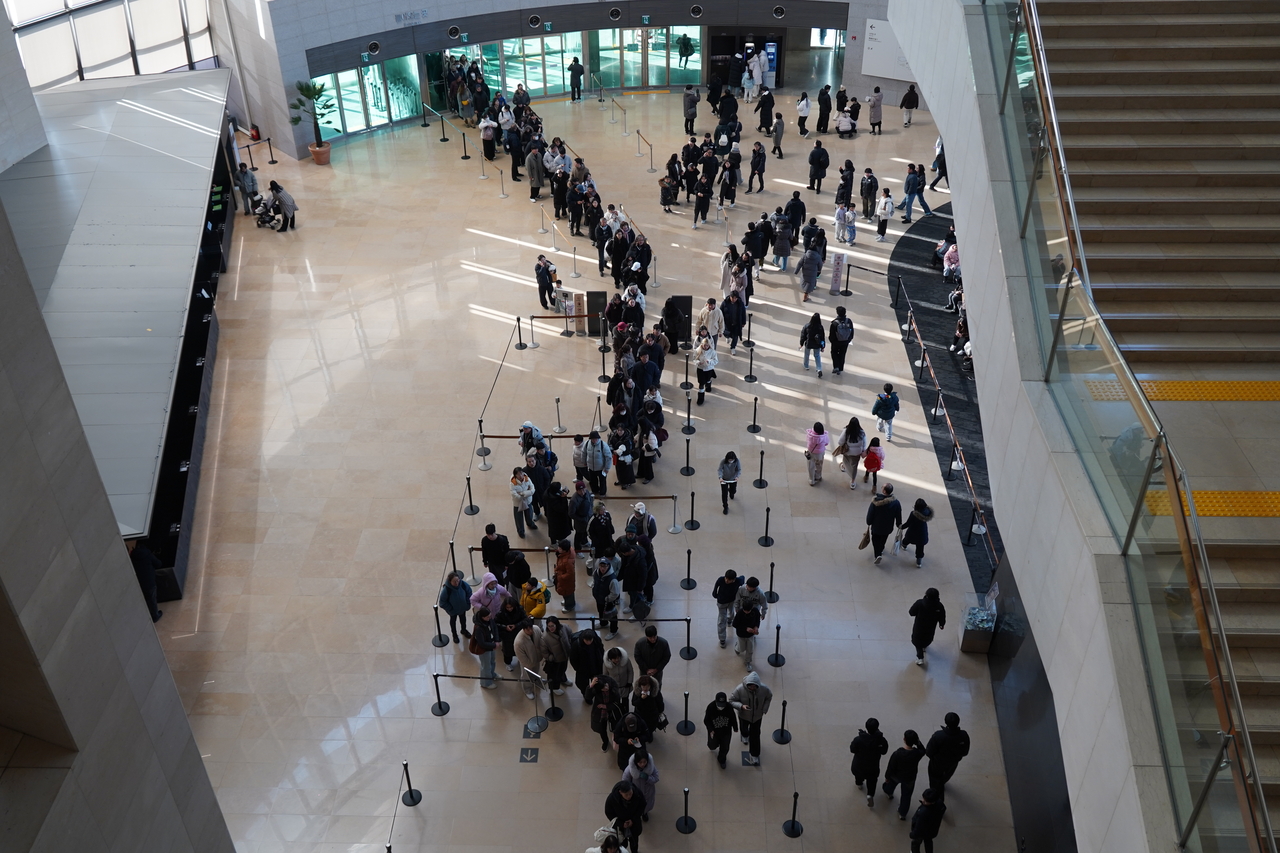 Visitors at the National Museum of Korea in Seoul are seen at the start of the new year on Jan. 2. (NMK)