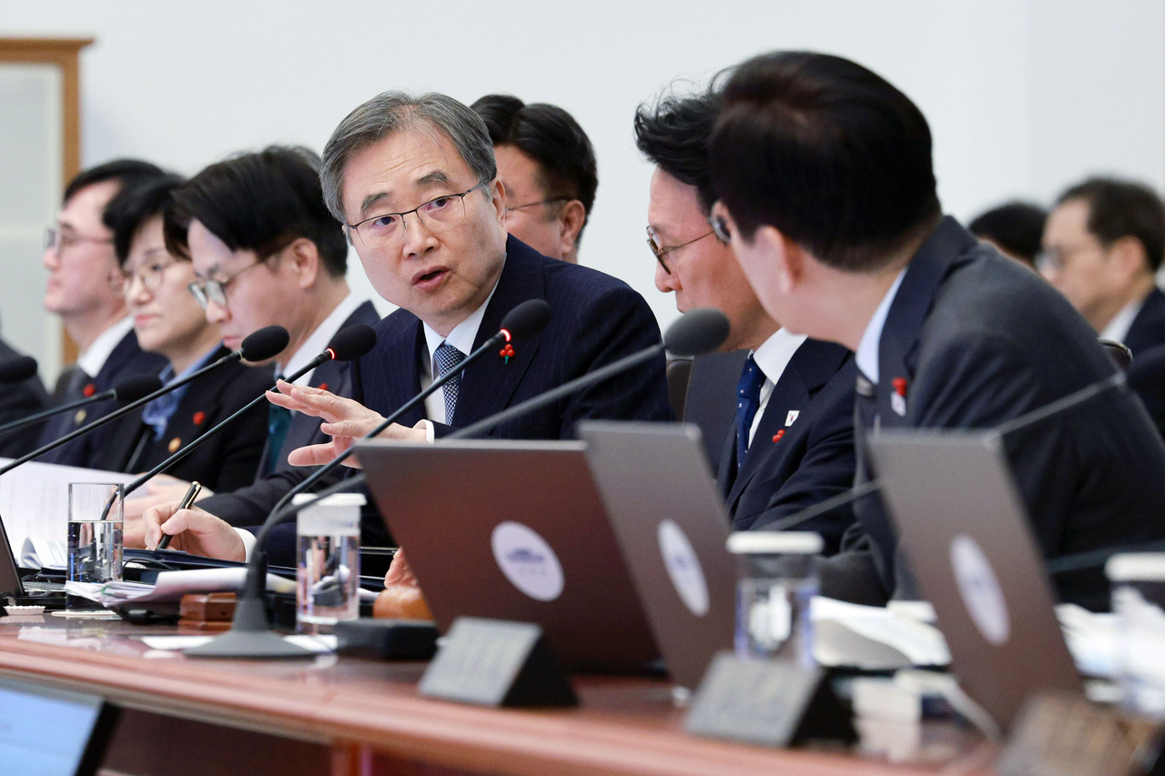 Foreign Minister Cho Hyun answers a question from President Lee Jae Myung during a cabinet meeting at the presidential office on Tuesday. (Yonhap)