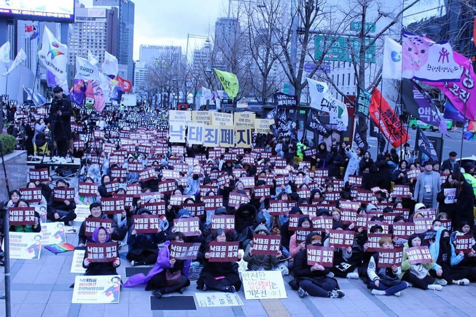 Civic groups protest the criminalization of abolition in central Seoul in March 2021. (Safe Abortion for All)