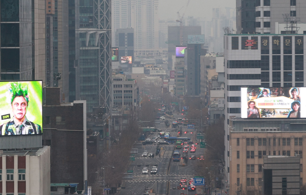 초미세먼지 농도가 ‘나쁨’ 수준을 보인 18일 서울 광화문역 인근이 뿌옇다. [연합]