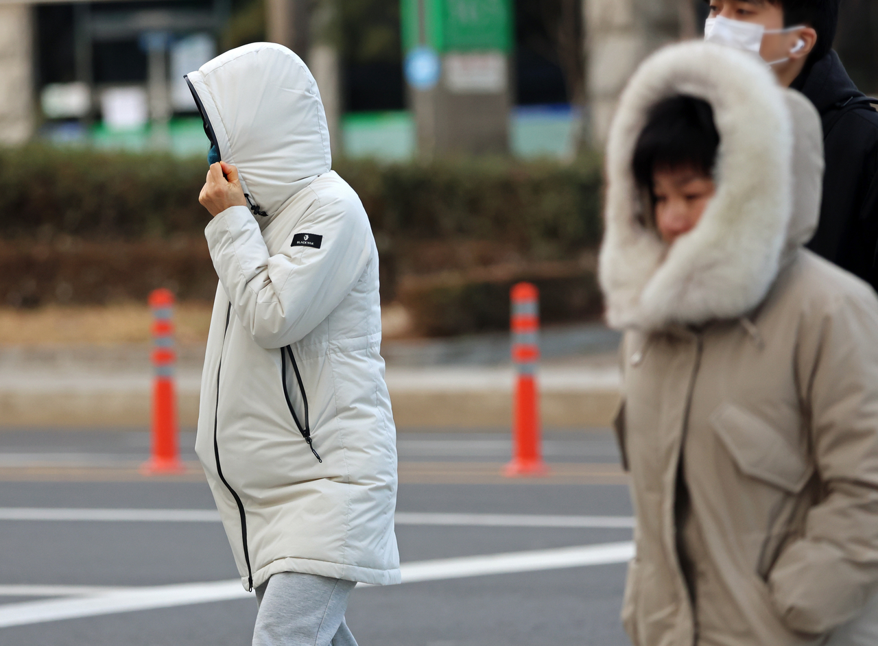 People wearing thick winter coats walk along Sangmu Jungang-ro in Seo-gu, Gwangju. (Yonhap)