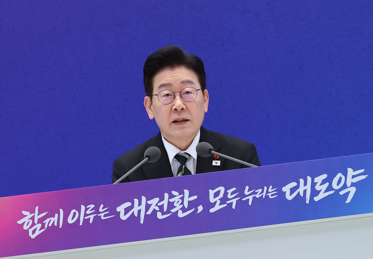 South Korean President Lee Jae Myung answers questions from reporters during a New Year's press conference at Cheong Wa Dae on Wednesday. (Yonhap)