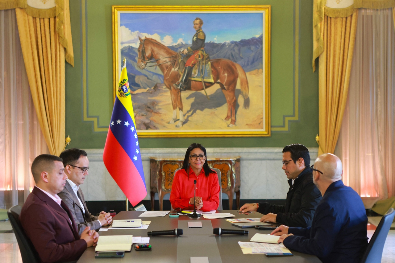 Venezuela's interim President Delcy Rodriguez (center) talks with new Minister of International Center for Productive Investment Calixto Ortega (second from left) and Cabinet Minister, Juan Escalona (left), Minister of Mining Hector Silva (second from right) and Minister of Communications Miguel Perez Pirela during a meeting at the Miraflores Presidential Palace in Caracas on Monday.    AFP-Yonhap