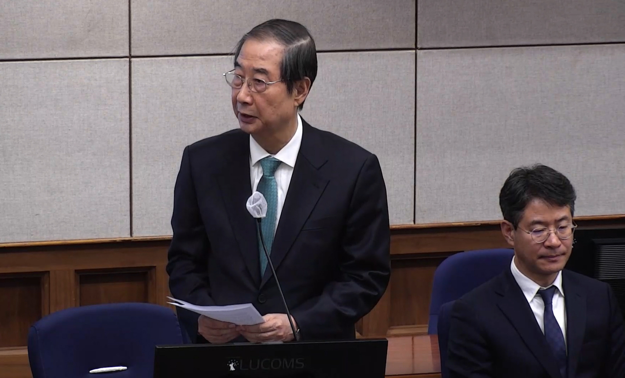 Former Prime Minister Han Duck-soo (left) gives his final statement during his trial on charges of abetting former President Yoon Suk Yeol's imposition of martial law at the Seoul Central District Court in the capital on Nov. 26, 2025, in this file photo provided by the court.  (Yonhap)