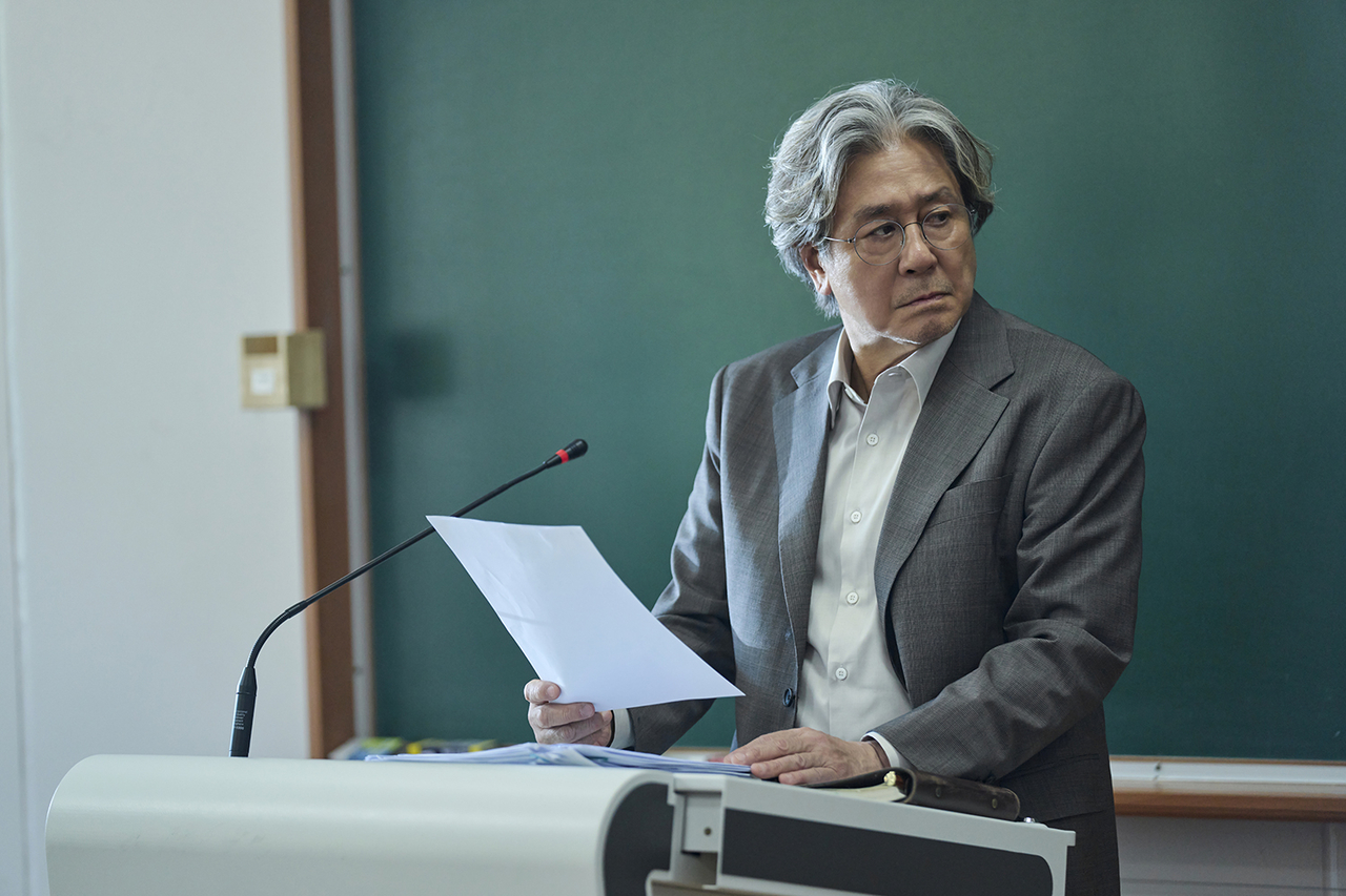Choi Min-sik in "Notes from the Last Row" (Netflix)