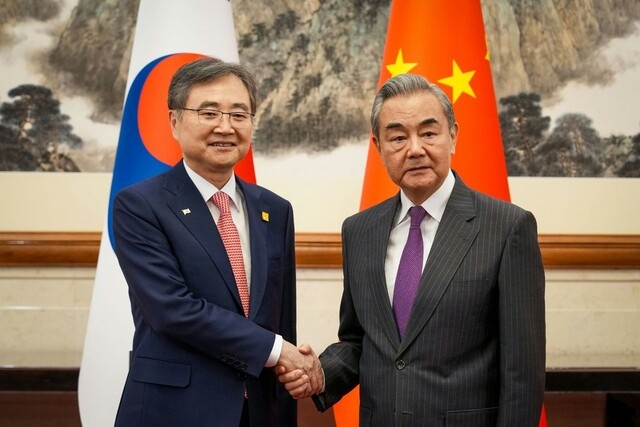 South Korean Foreign Minister Cho Hyun, left, meets with Chinese Foreign Minister Wang Yi in Beijing on Sept. 17, last year. Ministry of Foreign Affairs, Republic of Korea)