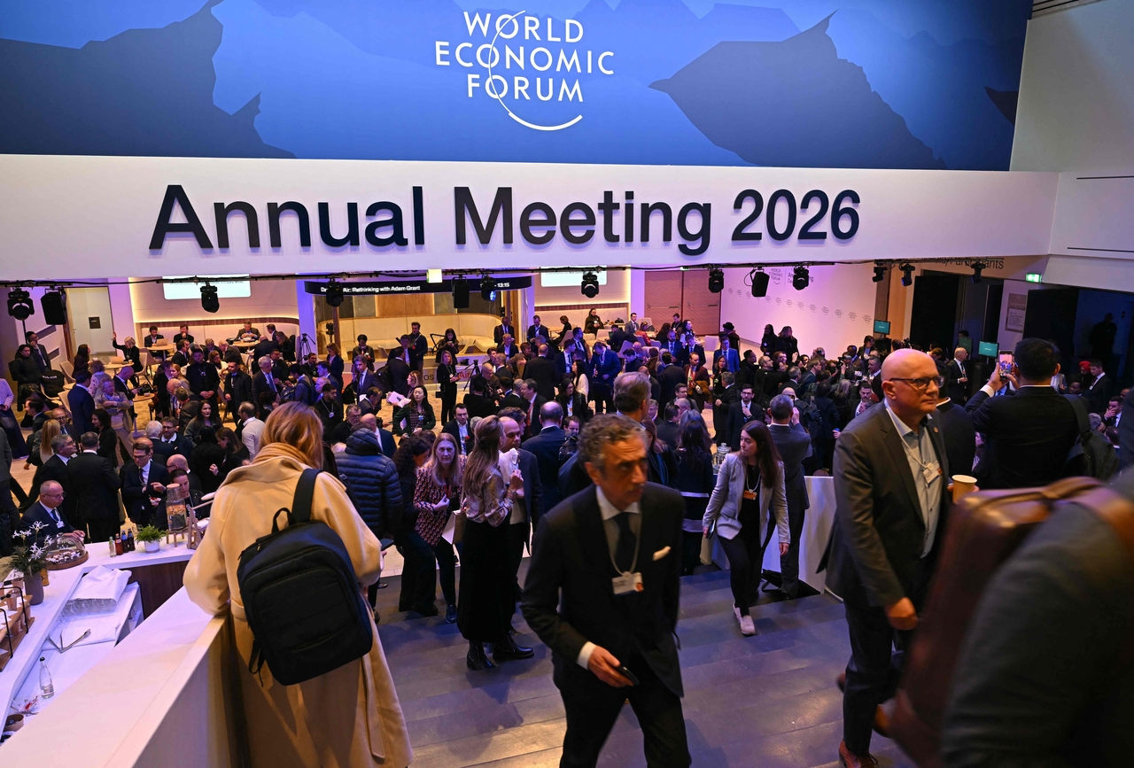 Visitors attend the World Economic Forum annual meeting in Davos on Tuesday.   AFP-Yonhap