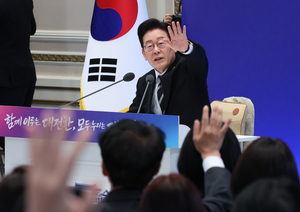 Lee vows to further bolster defense industry