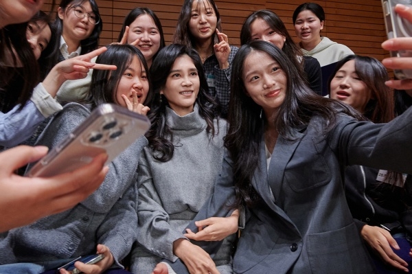 Lee Boo-jin wearing a gray high-neck wool dress by Korean womenswear brand Dint (Dooeul Scholarship Foundation)