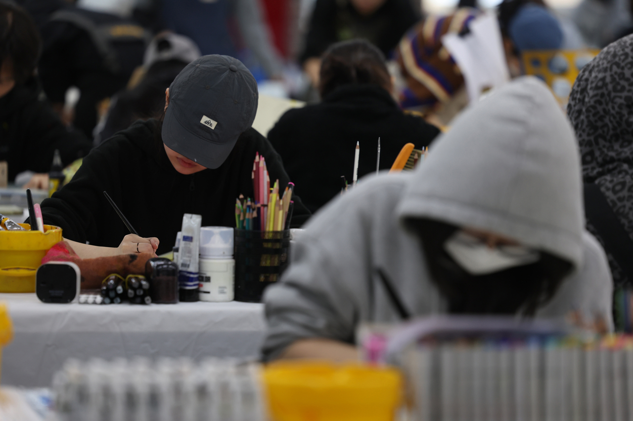 Applicants to an art college in Seoul take an admissions test on Jan. 6. (Yonhap)