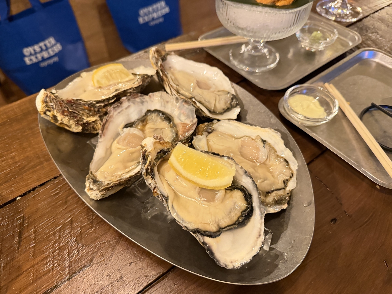 Freshly shucked Goheung oysters at Oyoyoy in Eulji-ro, Seoul (Hong Yoo/The Korea Herald)