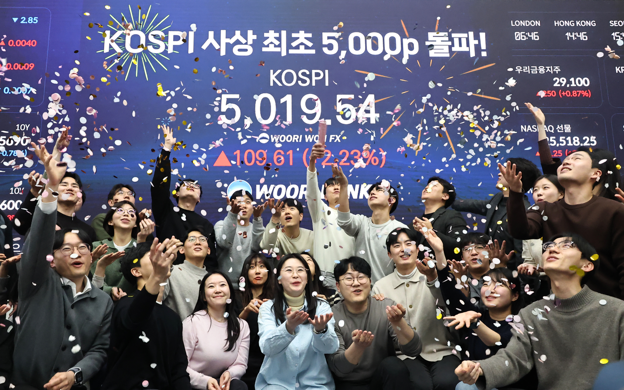 An electronic board showing the Korea Composite Stock Price Index at a dealing room of the Hana Bank headquarters in Seoul on Thursday. (Yonhap)