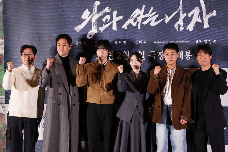 From left: Director Jang Hang-jun, actors Yoo Ji-tae, Kim Min, Jeon Mi-do, Park Ji-hoon and Yoo Hae-jin pose during a press conference for "The King's Warden" at Megabox Coex in Seoul on Wednesday. (Yonhap)
