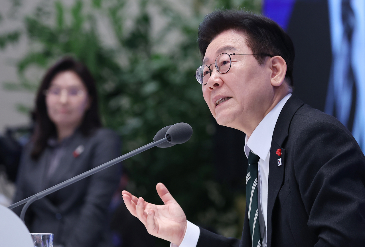 President Lee Jae Myung speaks during a New Year’s news conference at Cheong Wa Dae in Seoul, Wednesday. (Yonhap)