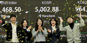 Seoul stocks open sharply higher, briefly topping 5,000 mark