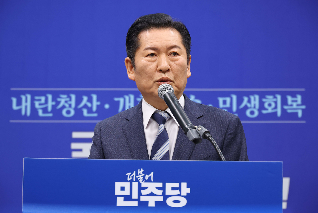 On Thursday, Jeong Cheong-rae, leader of the Democratic Party of Korea, is holding an emergency press conference at the National Assembly in Yeouido, Seoul, proposing a merger with the Cho Kuk Innovation Party. (Yonhap)
