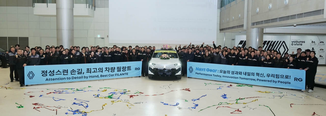 Renault Korea executives and employees pose for a photo during a ceremony celebrating the rollout of the first Renault Filante at the company’s Busan plant on Tuesday. (Renault Korea)