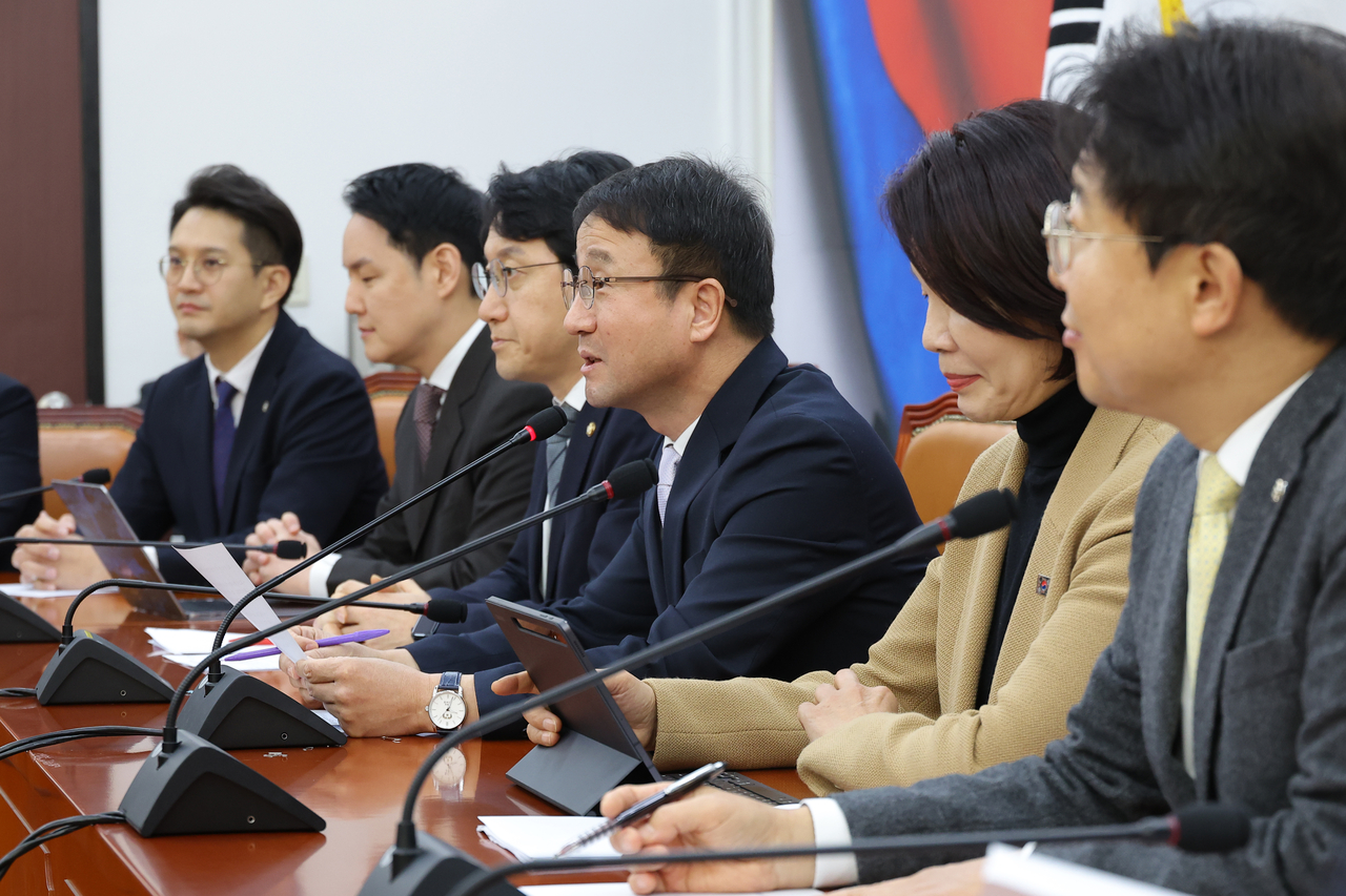 Rep. Han Byung-do (fourth from left), floor leader of the Democratic Party of Korea, speaks during a policy coordination meeting at the National Assembly in Seoul on Thursday. (Yonhap)