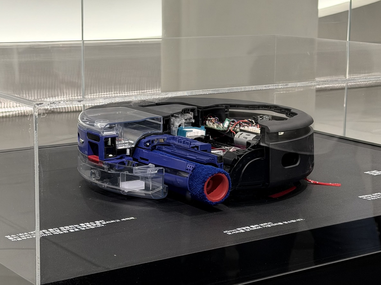A cutaway model of Dyson&rsquo;s Spot+Scrub Ai robot vacuum reveals its internal cleaning system, including a heated roller that rinses with clean water during use and extends up to 40 millimeters to reach floor edges. (Moon Joon-hyun/The Korea Herald)