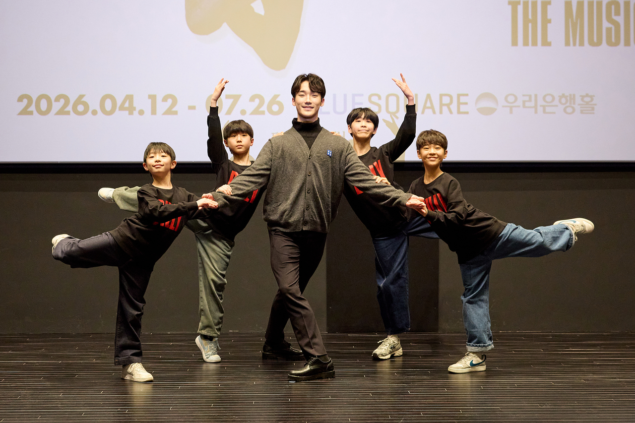 (From left) Cho Yoon-woo, Kim Woo-jin, Lim Sun-u, Kim Seung-ju and Park Ji-hu pose for photos during a press conference at the Chungmu Arts Center in Jung-gu, Seoul on Wednesday. (Seensee Company)