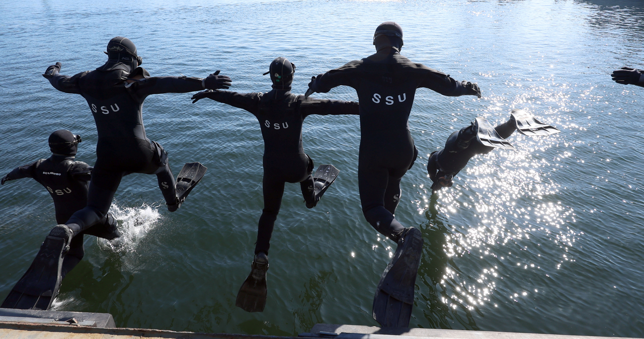 Navy deep-sea divers from the SSU unit conduct cold-weather training, entering the water at Jinhae Naval Port in Jinhae-gu, Changwon, South Gyeongsang Province, on Thursday. (Yonhap)