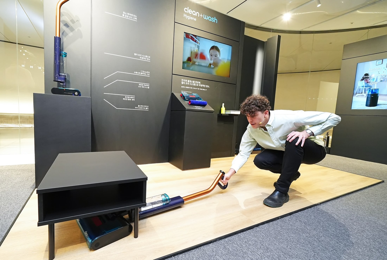 Dyson's senior design manager Nathan Lawson McLean highlights how the Clean+Wash Hygiene easily reaches under low furniture. (Dyson Korea)